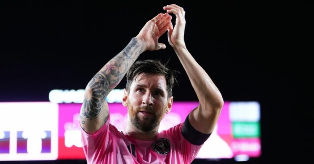 NASHVILLE, TENNESSEE - 18. OKTÓBRA: Lionel Messi č. 10 z Interu Miami oslavuje po góle strelenom v prvom polčase zápasu proti Nashville SC v GEODIS Parku 18. októbra 2025 v Nashville, Tennessee. (Foto: Johnnie Izquierdo/Getty Images)