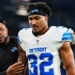 Lions 'Brian Branch prevádzkuje rukavicu pre štrajk postgame