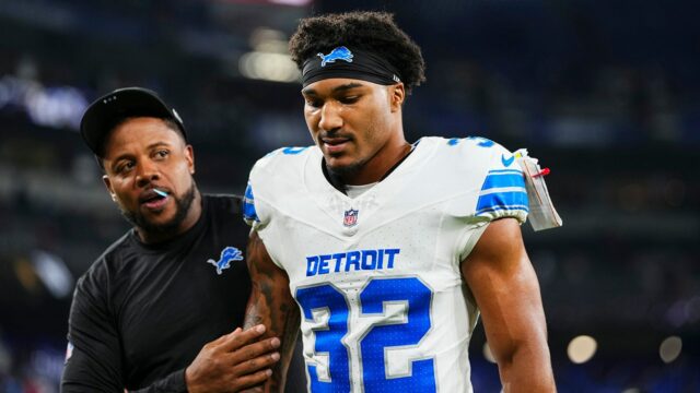 Lions 'Brian Branch prevádzkuje rukavicu pre štrajk postgame 


