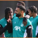 Mohamed Salah a Hugo Ekitike sa zahrievali do Liverpoolu