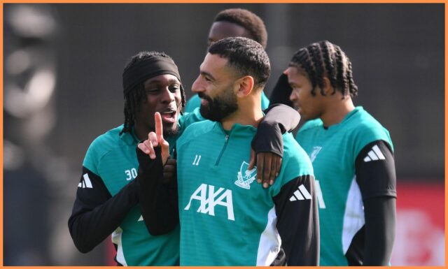 Mohamed Salah a Hugo Ekitike sa zahrievali do Liverpoolu