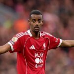 Alexander Isak počas zápasu Liverpool vs Manchester United