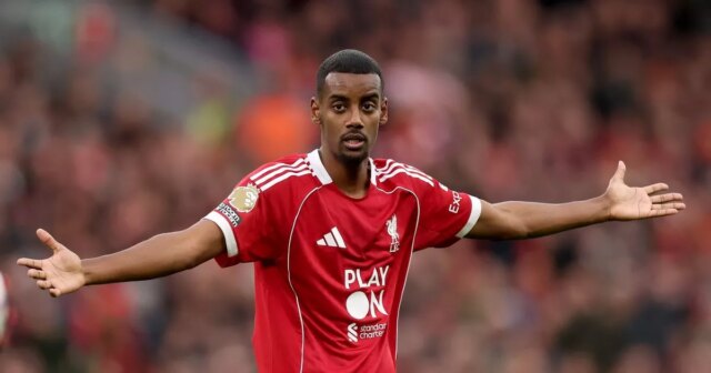 Alexander Isak počas zápasu Liverpool vs Manchester United