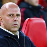 Arne Slot sedí na lavičke Liverpoolu so založenými rukami