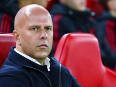 Liverpool má problémy s prestupom Realu Madrid, ktorý si je istý, že sa mu podarí dostať do cieľa číslo 1 Reds Arne Slot sedí na lavičke Liverpoolu so založenými rukami