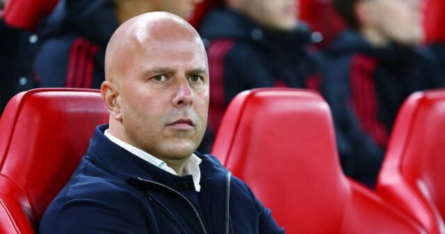 Liverpool má problémy s prestupom Realu Madrid, ktorý si je Arne Slot sedí na lavičke Liverpoolu so založenými rukami