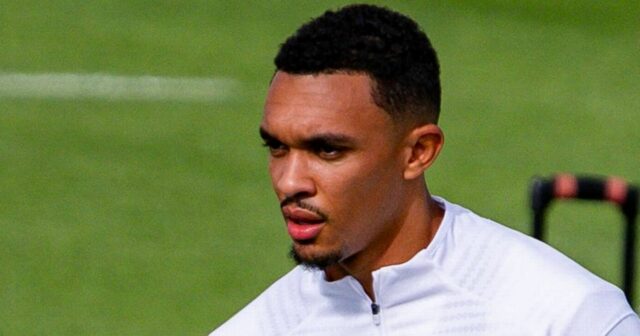 Trent Alexander-Arnold je videný počas tréningu Realu Madrid