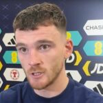 LIVERPOOL, Anglicko - 23. september: Andrew Robertson z Liverpoolu v akcii počas tretieho kola Carabao Cupu medzi Liverpoolom a Southamptonom v Anfielde 23. septembra 2025 v Liverpoole v Anglicku. (Foto: Ed Sykes/SportsPhoto/Allstar prostredníctvom Getty Images)