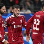Futbalista Liverpoolu Dominik Szoboszlai (LR) oslavuje strelenie gólu na 1:5 so svojimi spoluhráčmi z Liverpoolu Conorom Bradleym a Hugom Ekitike počas zápasu futbalovej Ligy majstrov UEFA medzi Eintrachtom Frankfurt a FC Liverpool vo Frankfurte.