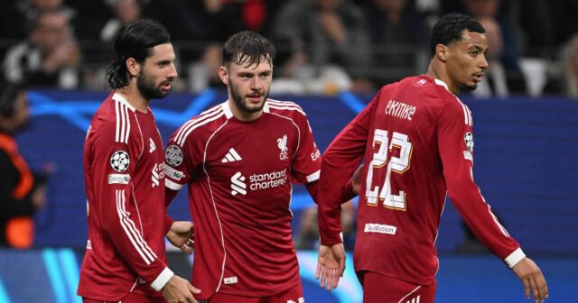 Futbalista Liverpoolu Dominik Szoboszlai (LR) oslavuje strelenie gólu na 1:5 so svojimi spoluhráčmi z Liverpoolu Conorom Bradleym a Hugom Ekitike počas zápasu futbalovej Ligy majstrov UEFA medzi Eintrachtom Frankfurt a FC Liverpool vo Frankfurte.        