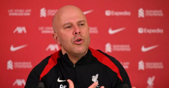 Arne Slot vrátil úder Marcovi Cucurellovi