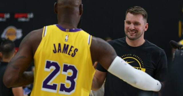 Luka Doncic sa zaoberá kolegami z Lakers s kolegami z jazdy Porsche 

