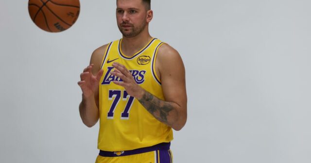Luka Doncic určite nebude hrať túto víkendovú prestávku vo videohrách Lakersovej preseason 

