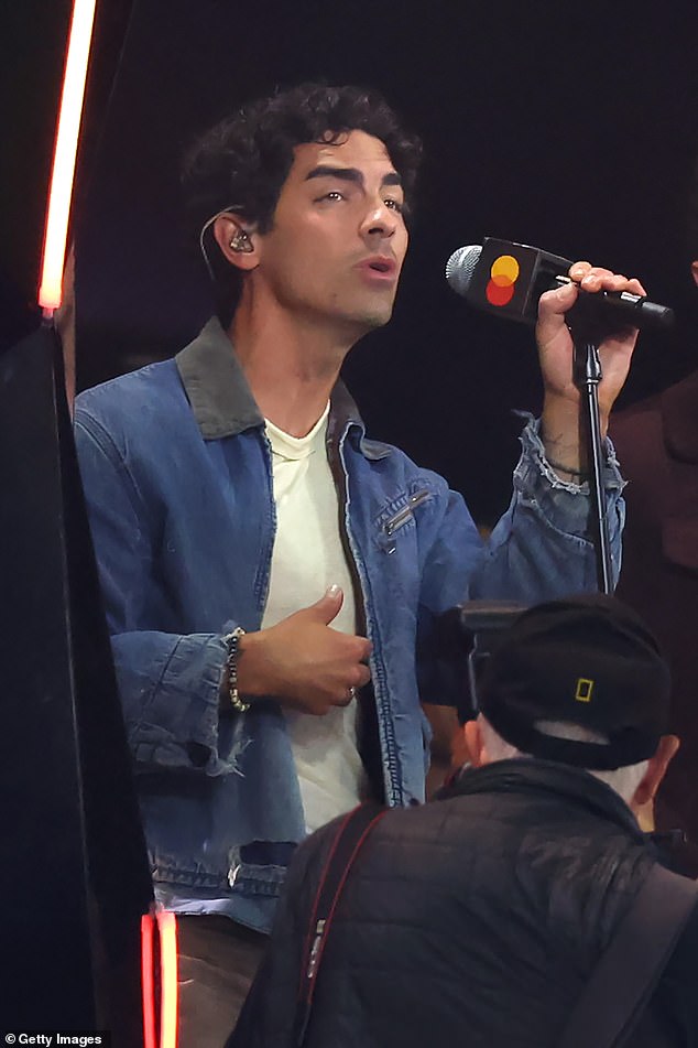 MLB sa zaoberá reakciou nasledovníkov na efektívnosť Jonas Brothers v Joe Jonas vystupuje so svojimi bratmi po piatej smene v sobotu večer
