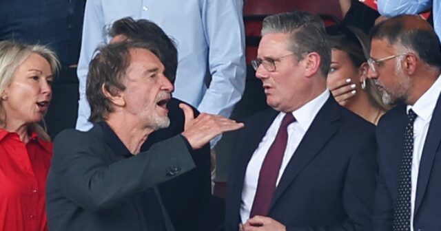 Sir Jim Ratcliffe s premiérom Keirom Starmerom na Old Trafford