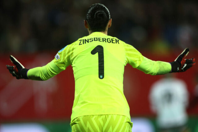 Manuela Zinsbergerová utrpela zranenie ACL GDANSK, POĽSKO - 29. NOVEMBRA: Manuela Zinsbergerová z Rakúska kontroluje loptu počas zápasu UEFA Women's EURO 2025 play-off v prvom kole medzi Poľskom a Rakúskom v Gdansk Arene 29. novembra 2024 v poľskom Gdansku. (Foto: Mateusz Slodkowski/Getty Images)