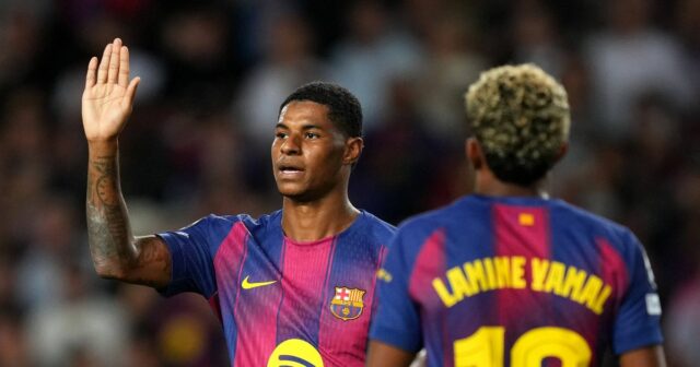 Marcus Rashford oslavuje strelenie štvrtého gólu svojho tímu počas zápasu MD3 fázy Ligy majstrov UEFA 2025/26 medzi FC Barcelona a Olympiacos FC. 