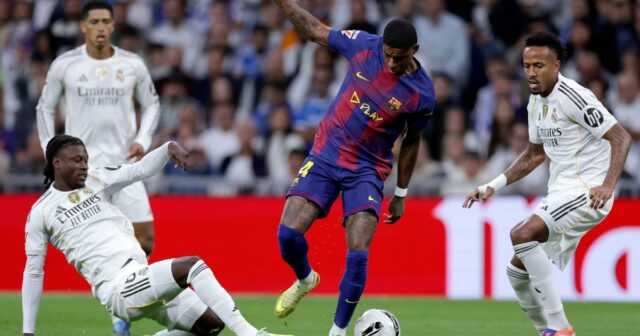 Marcus Rashford vybraný španielskymi médiami ako pravý Madrid porazil Barcelonu Eduardo Camavinga z Realu Madrid, Marcus Rashford z FC Barcelona, Eder Militao z Realu Madrid počas zápasu LaLiga EA Sports medzi Real Madrid a FC Barcelona na Estadio Santiago Bernabeu