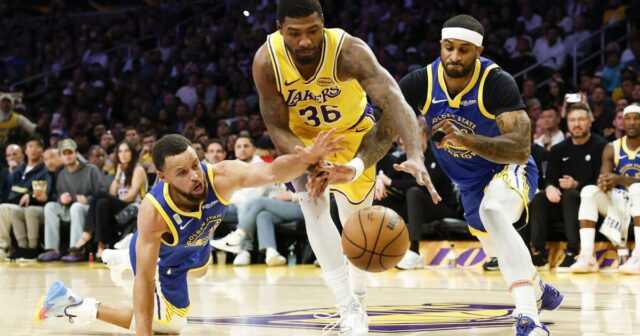 Marcus Smart určuje tón fyzickej hry Lakers 

