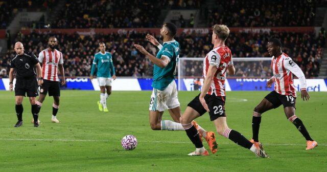 LONDÝN, ANGLICKO - 26. MÁJ: Mark Clattenburg rozhodcovia počas 