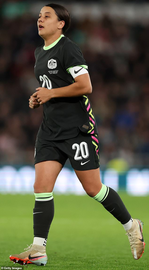 Matildas pokorila Anglicko 3:0 - no náznaky už v predstihu Matildas utrpeli frustrujúcu porážku s Anglickom, keď porazili 3:0 v Pride Parku v Derby (na snímke kapitán Sam Kerr)