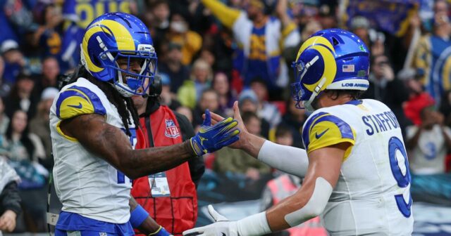 Matthew Stafford hodí 5 TD, keď barani ovládajú Jaguary v Londýne 

