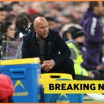 Alexander Isak reaguje počas zápasu Liverpool vs Manchester United