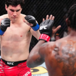 Mike Malott chráni znížené štrajky proti Kevinovi Hollandovi v UFC Vancouver