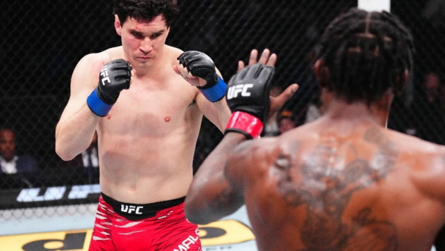 Mike Malott chráni znížené štrajky proti Kevinovi Hollandovi v UFC Vancouver 

