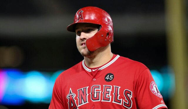Mike Trout naznačuje v obleku anjelov smrteľné predávkovanie Tylerom Skaggsom 

