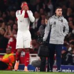 Mikel Arteta dáva Gabriel Magalhaes po zranení po zbere Scare vs Olympiacos