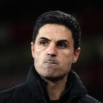 Mikel Arteta sa pozerá