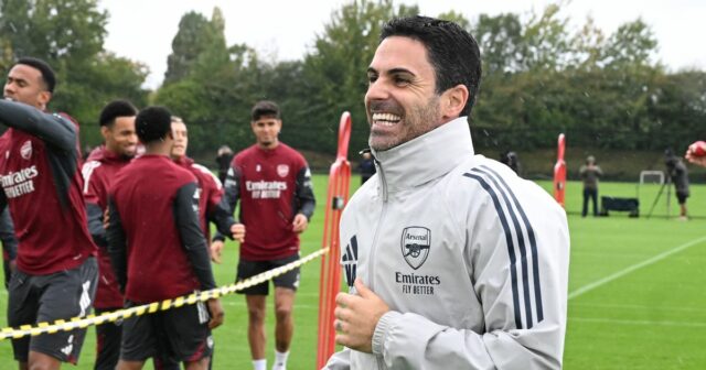 Manažér Arsenalu Mikel Arteta počas tréningu v Sobha Realty Training Center 20. októbra 2025 v London Colney, Anglicko