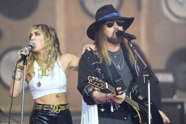 Billy Ray Cyrus, Miley Cyrus a Tish Cyrus (obrázok cez Getty)