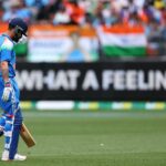 Virat Kohli odchádza z ihriska po prehre s Austráliou. (Poďakovanie: Getty)