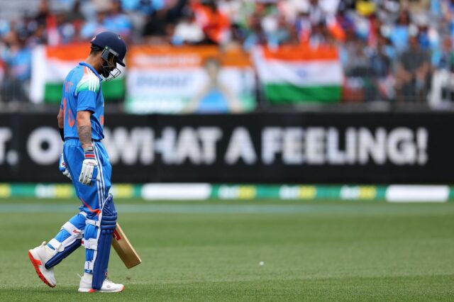 Virat Kohli odchádza z ihriska po prehre s Austráliou. (Poďakovanie: Getty)