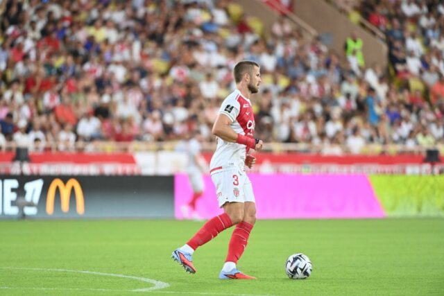 Monacký supervízor Sébastien Pocognoli overuje zranenie Erica Diera Monacký supervízor Sébastien Pocognoli overuje zranenie Erica Diera