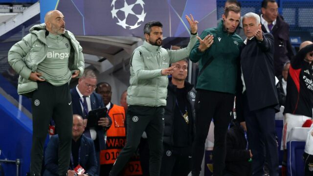 Mourinho Diversion pomáha Marescu ako Pedro Mosts, ktorá pravdepodobne hlúpe veľkosti, aby ukázala faktor 

