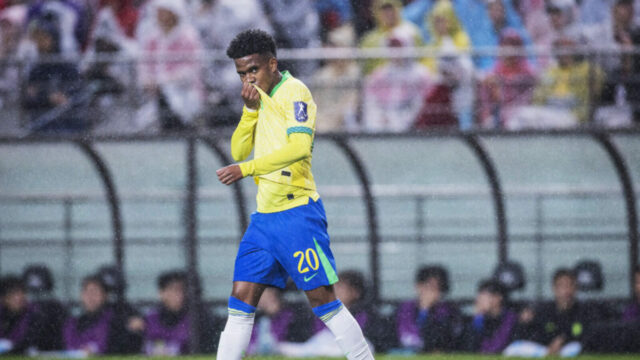 Muž Utd, keď bojoval s Chelsea za 29 miliónov brazílskych schopností, ktoré sa v súčasnosti stáva celosvetovou celebritou 

