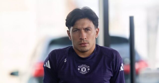 CHICAGO, ILLINOIS – 31. JÚLA: (EXKLUZÍVNE SPRÁVY) Lisandro Martinez z Manchestru United v akcii počas tréningu prvého tímu v rámci ich predsezónneho turné po USA 31. júla 2025 v Chicagu, Illinois. (Foto: Ash Donelon/Manchester United cez Getty Images)