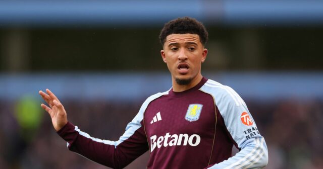 Mužská celebrita z Utd Jadon Sancho chránená Paulom Scholesom po Jadon Sancho prežil v nedeľu ponižujúci moment