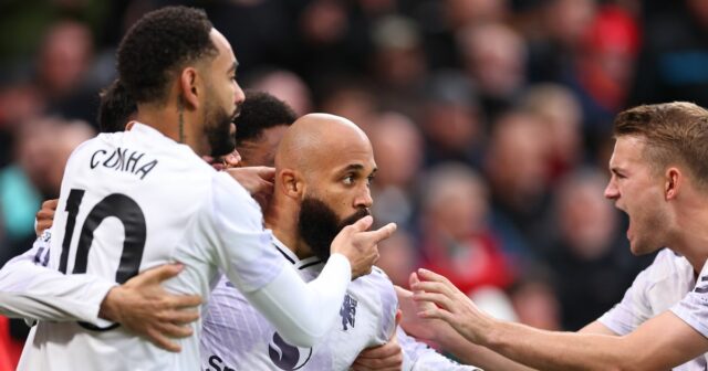 LIVERPOOL, ANGLICKO - 19. OKTÓBRA: Bryan Mbeumo z Manchestru United oslavuje strelenie prvého gólu svojho tímu počas zápasu Premier League medzi Liverpoolom a Manchestrom United na Anfielde 19. októbra 2025 v anglickom Liverpoole. (Foto: Michael Regan/Getty Images)