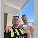Fanúšik Manchestru City Guy Bradshaw (vľavo) zomrel vo veku 35 rokov po tom, čo cestoval do Benidormu, aby si v utorok pozrel zápas svojho tímu proti španielskemu tímu Villarreal v Lige majstrov.