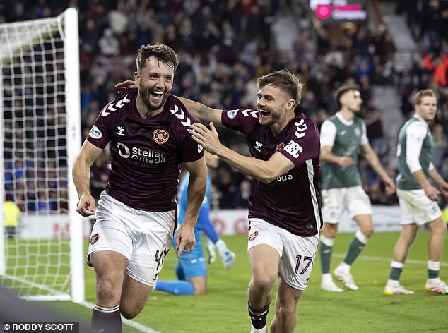 NAJLEPŠIE TORNÁDO: Keďže Old Company je v chaose a Tony Pre Hearts je to kľúčový moment, pretože Craig Halkett, vľavo hore, skóroval koncom tohto mesiaca proti Hibsovi