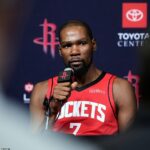 Hviezda Houston Rockets Star Kevin Durant sa zdalo, že vyskúšala „Shoot Shot“ na reportérovi Kay Adams