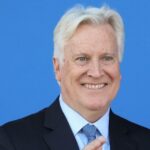 NBA schválila Bussov predaj Lakers majiteľovi Dodgers Markovi Walterovi