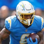 Nabíjačky, ktoré kladú RB Omarion Hampton (členkový kĺb) na IR, inštruktor tvrdí
