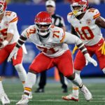 Náčelníci Útočné náradie Josh Simmons (71) na línii Scrimmage na štadióne MetLife