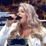 Na obrázku: Sophie Foster účinkuje na podujatí WWE Crown Jewel v Perthe, kde hydra
