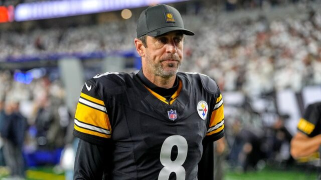 Nahnevaný Aaron Rodgers po tom, čo ho 300-kilogramový kolega pustil do večierka 

